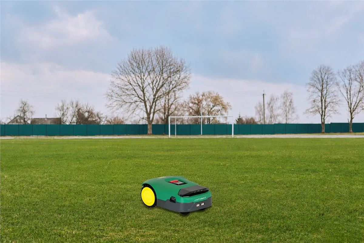 Kositje automatike me robot kositës